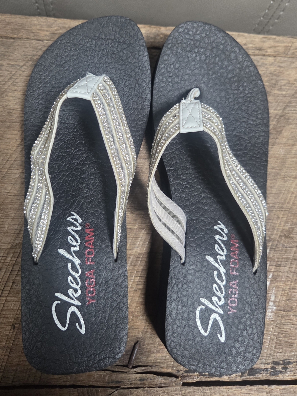 Skechers Yoga Foam Black Flip Flops w/ Silver Sparkle Straps Sz 7.5  Bin PP